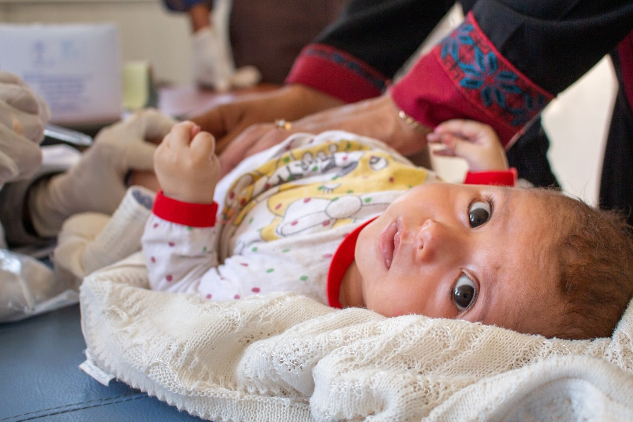 Bebé recibiendo atención médica por parte de Unicef.