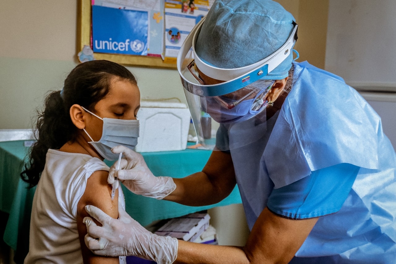 Niña recibiendo vacuna por parte de Unicef Colombia en un centro de salud.