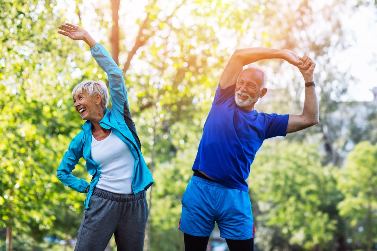 pareja de adultos mayores haciendo ejercicio en el parque