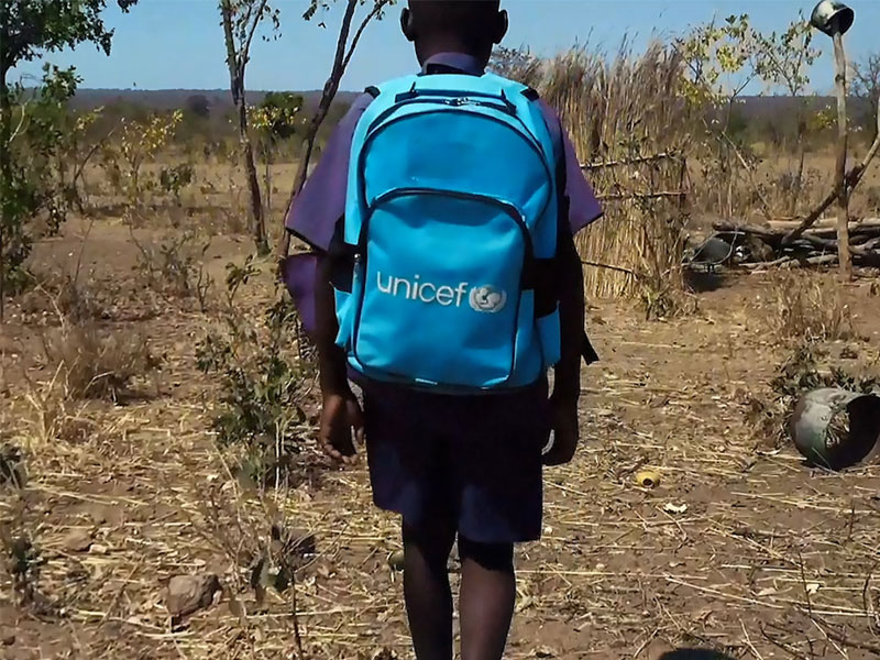 Niño con maleta de UNICEF