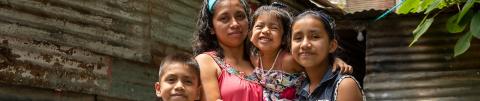 Niñas y niños en Colombia menores de edad junto a su mamá