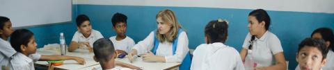 mujer enseñando a niños en un colegio de bajos recursos–Unicef Colombia