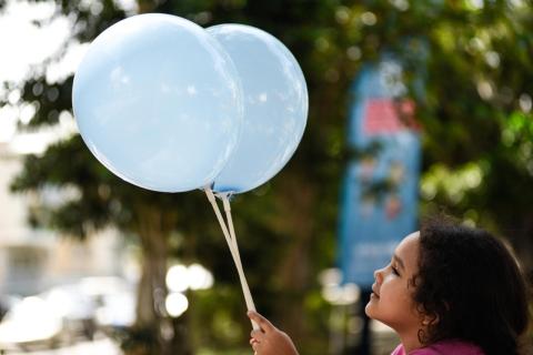 niña con globo