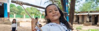 Niña usando columpio UNICEF