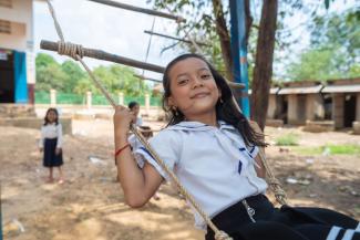 Niña usando columpio UNICEF