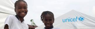 Niñas en carpa UNICEF