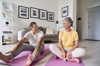 pareja de adultos con energía positiva haciendo ejercicios de estiramiento en casa. pareja de adultos con energía positiva haciendo ejercicios de estiramiento en casa.
