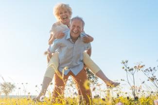 pareja de mayores de 50 con energía positiva disfrutan de la naturaleza en un día soleado