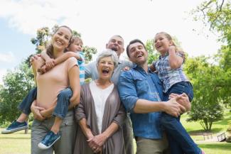 familia en el campo con papás, hijos y abuelos