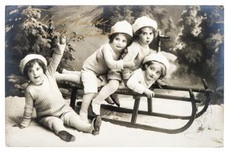 grupo de hermanos pequeños disfrutan de la navidad en Alemania, en 1910, montados encima de un trineo y rodeados de árboles navideños. un grupo de hermanos pequeños disfrutan de la navidad en Alemania, en 1910, montados encima de un trineo y rodeados de árboles navideños.