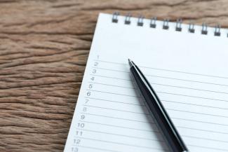 Una libreta con un lápiz para escribir la lista de prioridades.