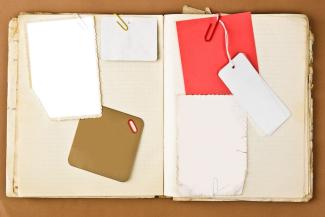 Un libro abierto con distintos papeles para escribir los deseos en el mapa de sueños. 