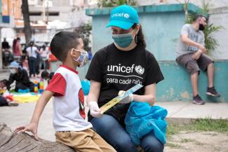 UNICEF haciendo brigadas voluntaria con niño