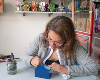  Miryam haciendo uno de sus productos de su emprendimiento social Milkko