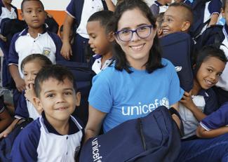 Niños y Mujer